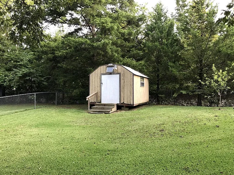 915 Eisenhower Dr — Photo 13
