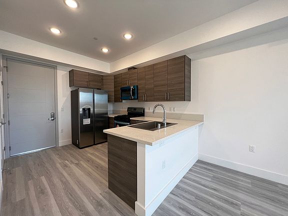 4th image of 549 N Heliotrope Dr #2B-2Ba-900Sqft