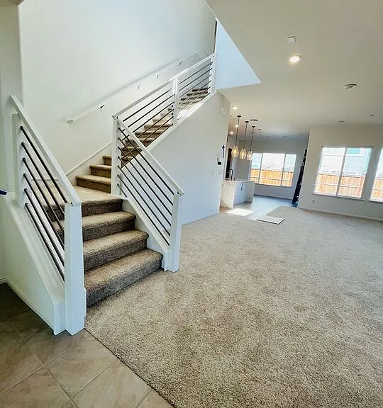 1605 Plumas Dr — Photo 2