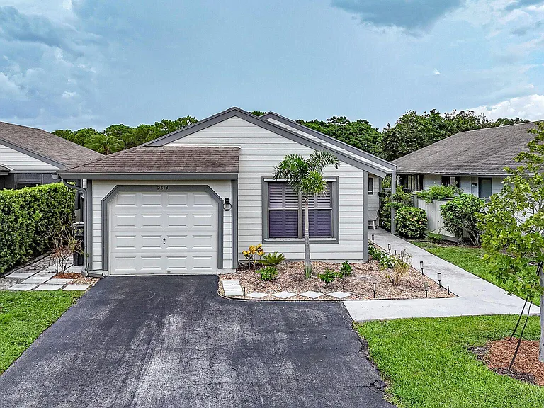 2514 Bedford Mews Dr — Photo 1