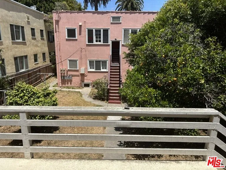 1044 2nd St #B — Photo 3