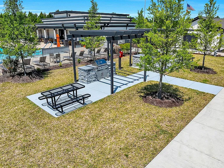 Pointe Grand Outdoor Grills & Pool
