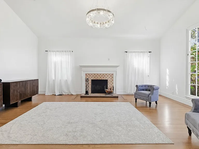 10610 Wellworth Ave — Photo 4