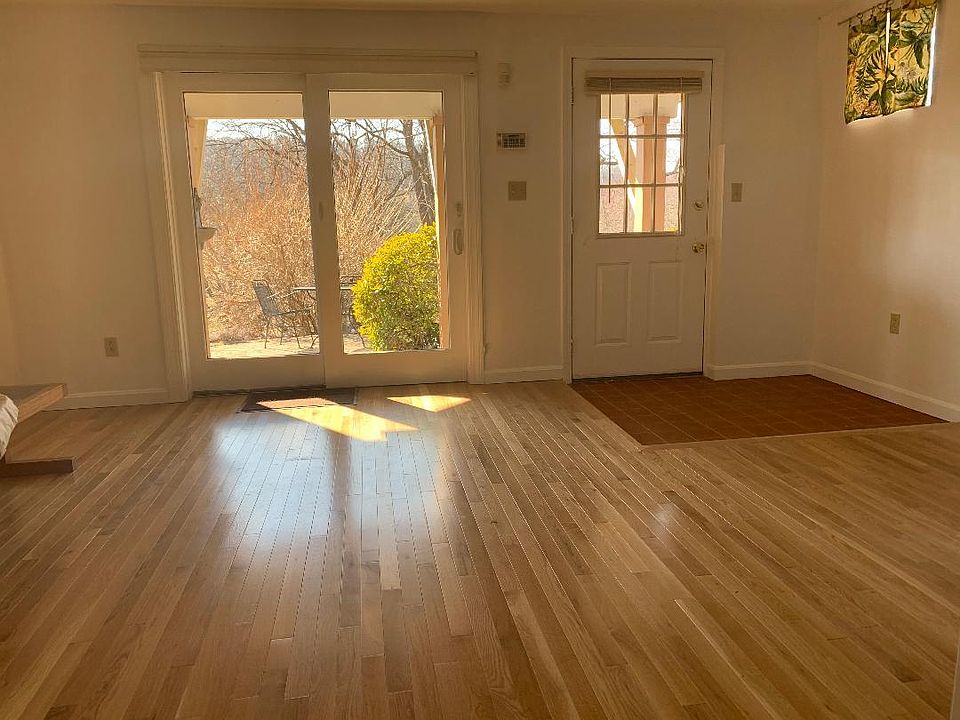 Entry/living, 14x17, foyer: 6x5