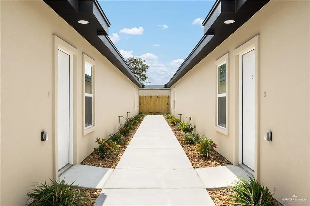 3 bed, 2.0 bath, 1054 sqft, $1,400 — Photo 3