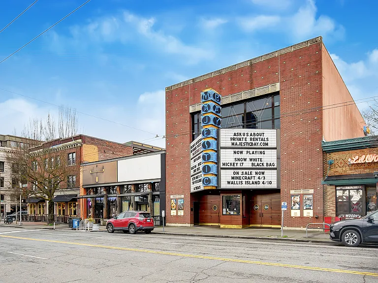 Easy walk to Market Street & all things Ballard