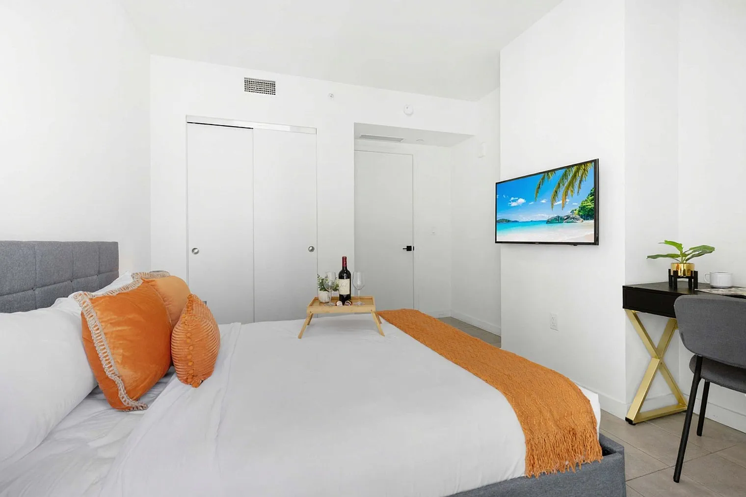 2 bed, 1.0 bath, 699 sqft, $7,061 — Photo 3