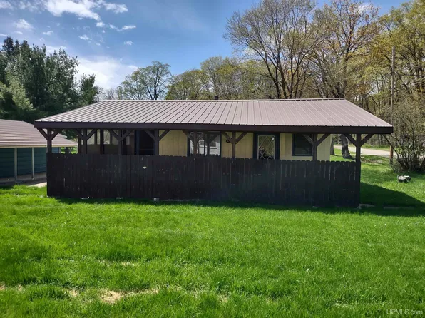 101 1st St, Crystal Falls, MI 49920