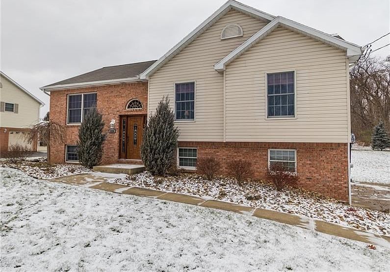 Tasteful & super clean 3 bedroom 3 bath home w/style & unique qualities!