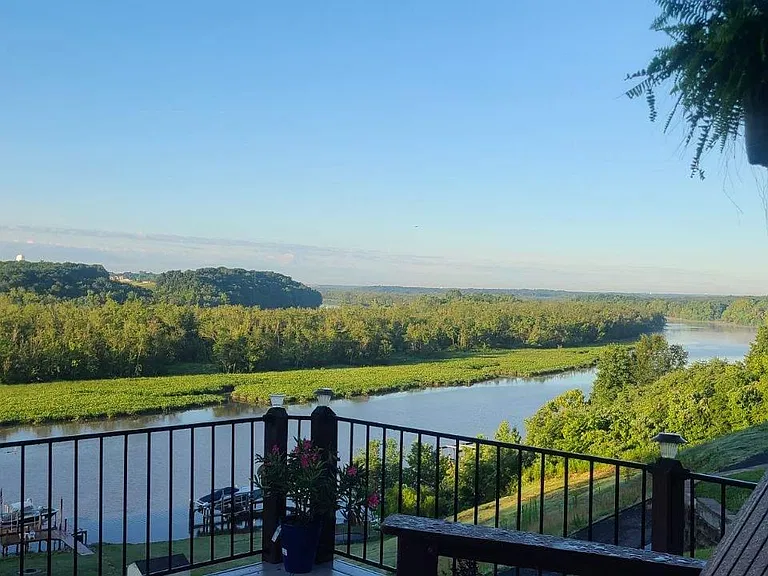 511 Riverview Ct — Photo 3