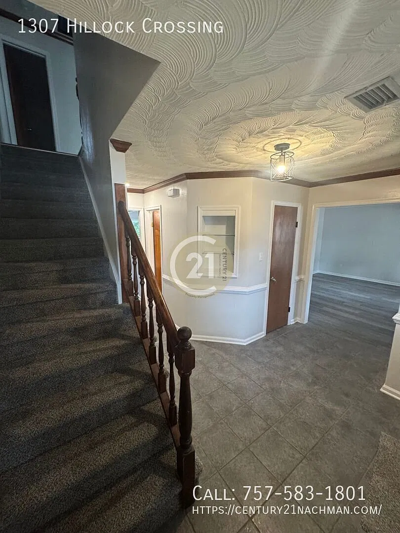 Spacious Two Story Home with 2 car attached garage — Photo 4