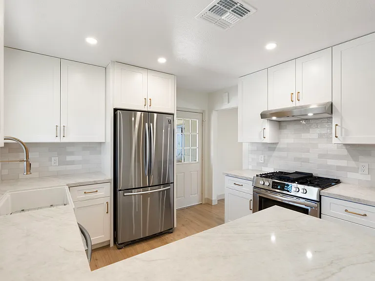 715 W Oregon Ave — Photo 15