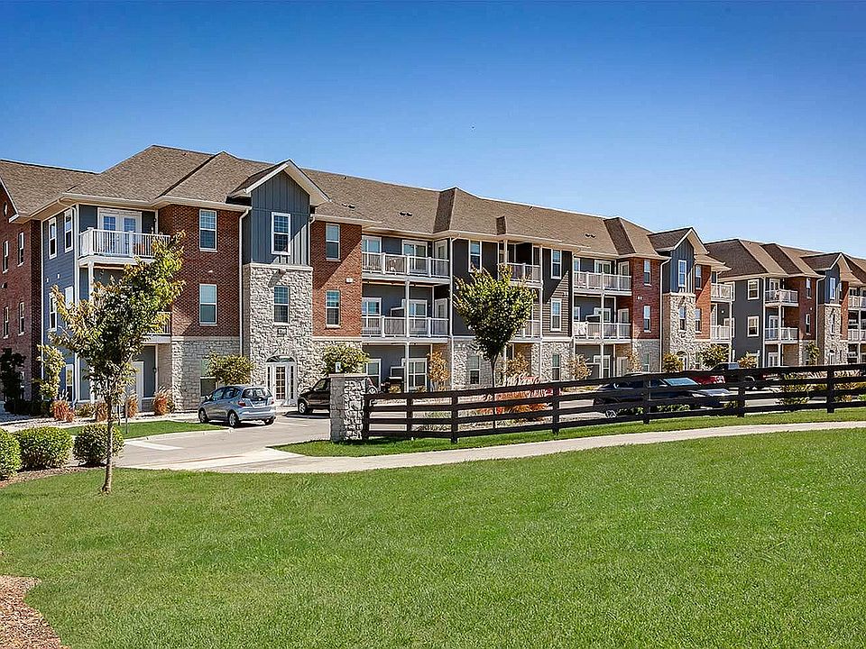 This quiet stretch of green welcomes you home. At 32 Union, you get the space to spread out_inside and out_just minutes from everything you need.