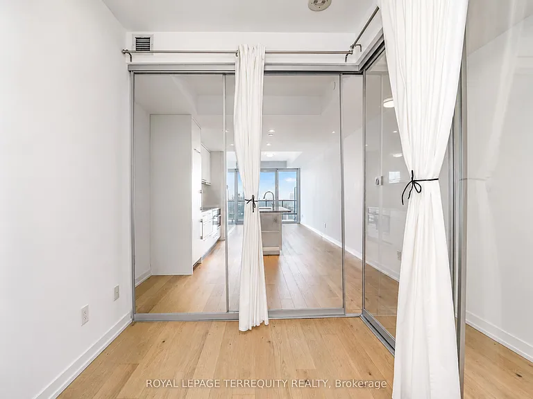 488 University Ave #5008 — Photo 11