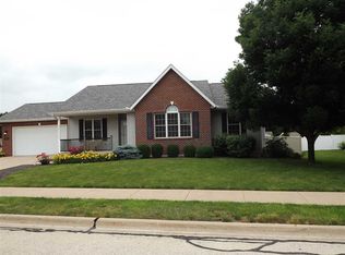 5829 W Charleston Ct, Peoria, IL 61607