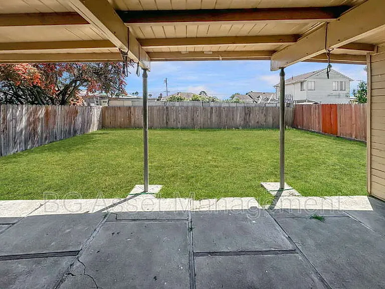 1526 Visalia Ave — Photo 7