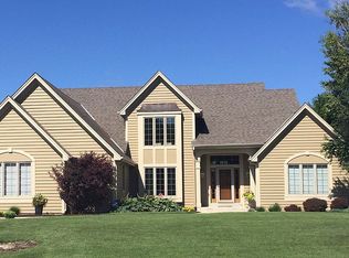 W260N2833 Steeplechase Dr, Pewaukee, WI 53072