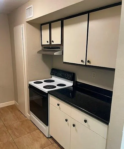 5550 N Braeswood Blvd #100 — Photo 4