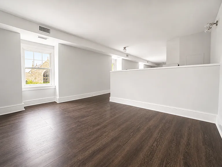 186 W Queen Ln — Photo 10