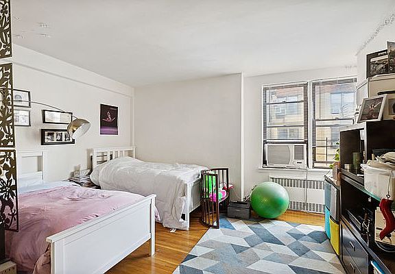 5th image of 30 E 9th St APT 5II