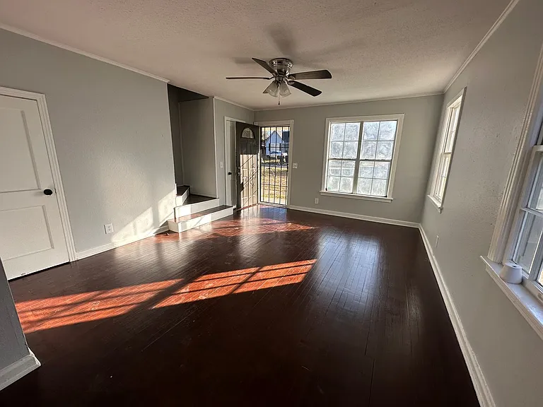 124 E Olive St — Photo 2