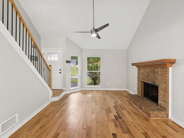 4930 Farmstead Ct NE — Photo 3
