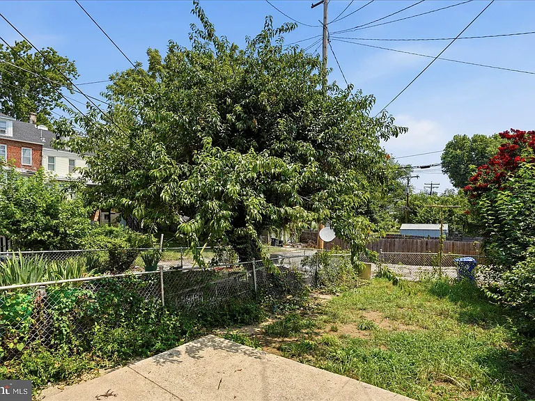 2605 Denison St — Photo 33
