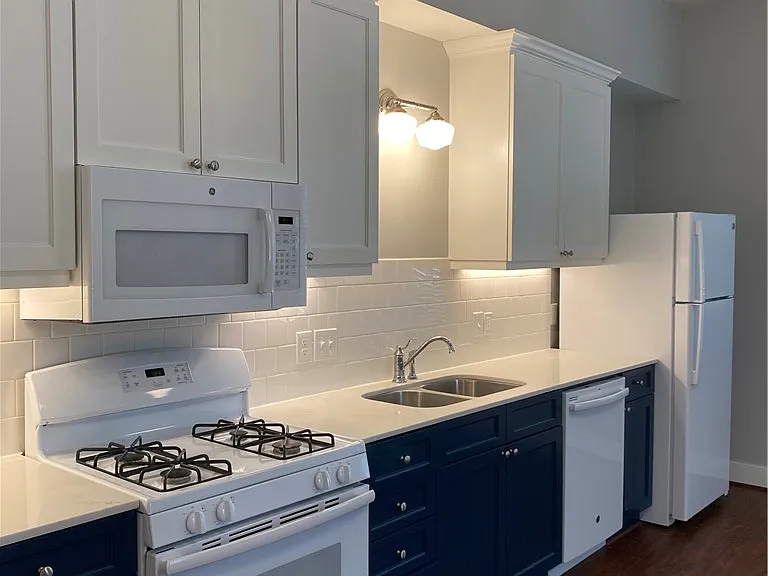 208 W 22nd St #B — Photo 14