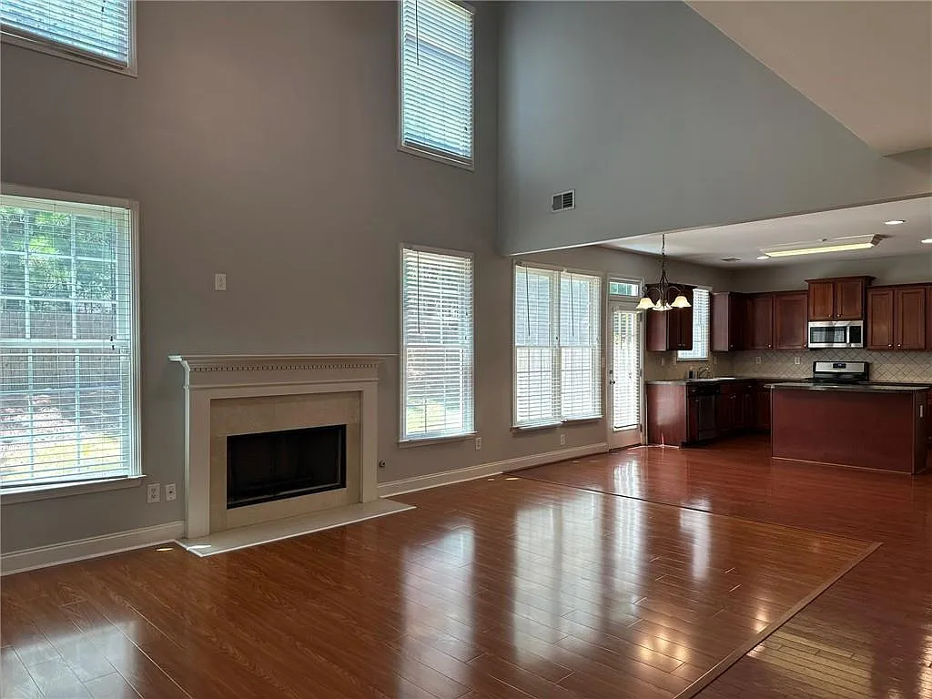 5 bed, 3.0 bath, 2686 sqft, $2,895 — Photo 2