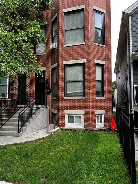 1st image of 1922 W Oakdale Ave #1