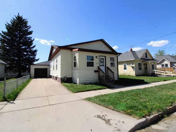 517 6th St NE, Minot, ND 58703