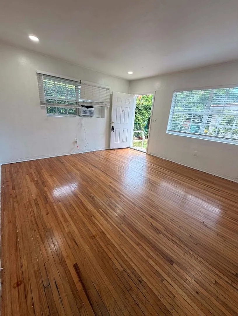 35-41 Menores Ave — Photo 4