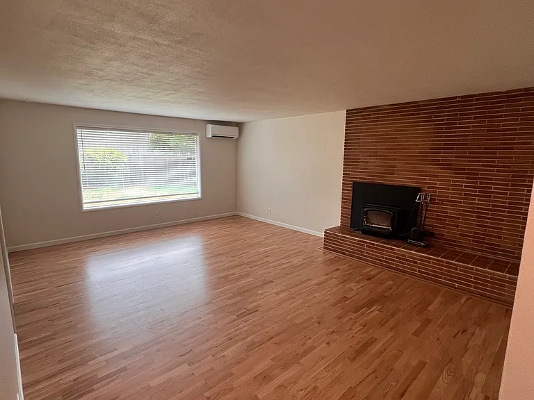 2585 Jasmine St — Photo 2