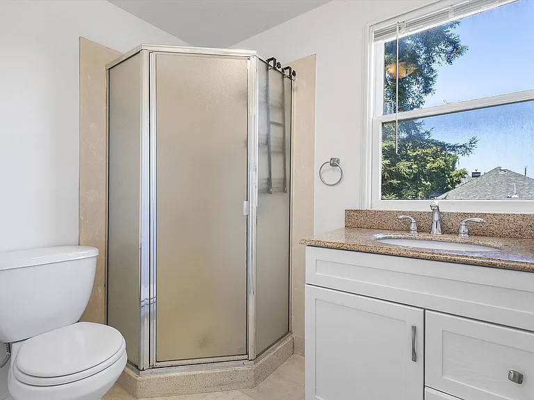 2149 Santa Clara Ave F - 1 bedroom | 1 bath — Photo 5