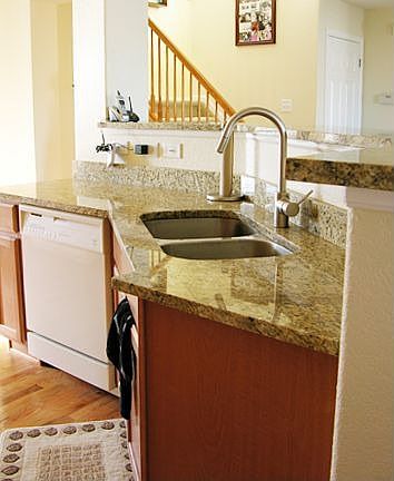 spacious eat in kitchen, granite/stainless steel undermount sink/faucet