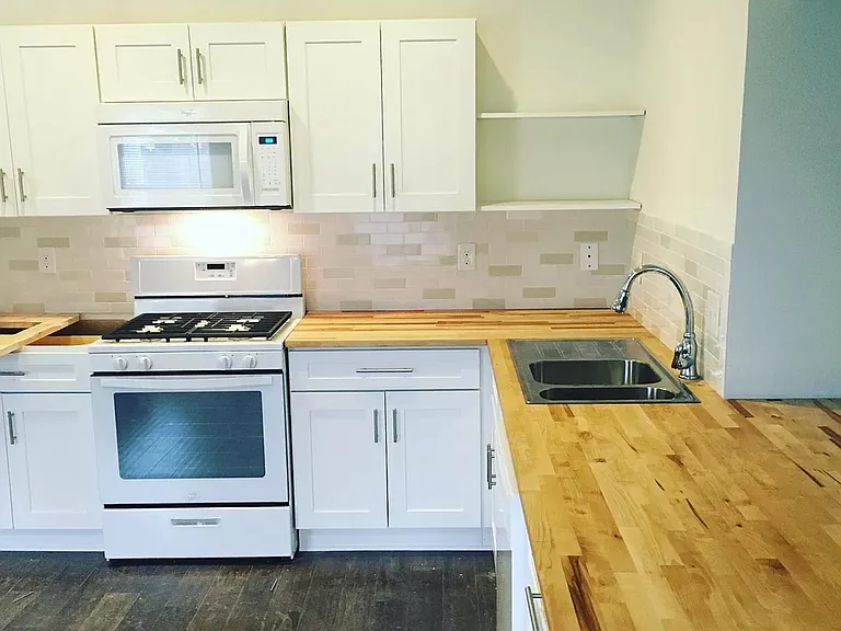 2207 Bradley Ave — Photo 2
