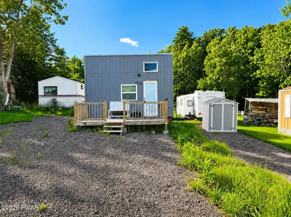 105 Rabbit Ln, Hawley, PA 18428