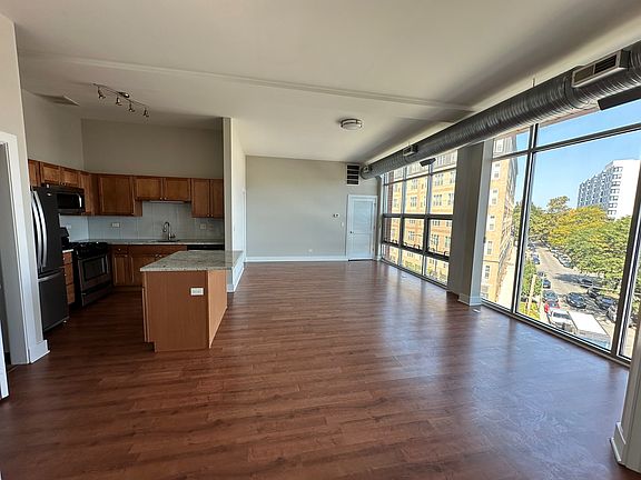 5th image of 2000 N Milwaukee Ave #401