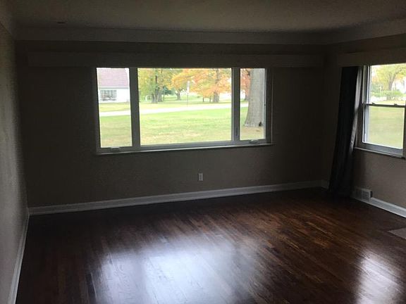 3rd image of 911 N Hill Ln