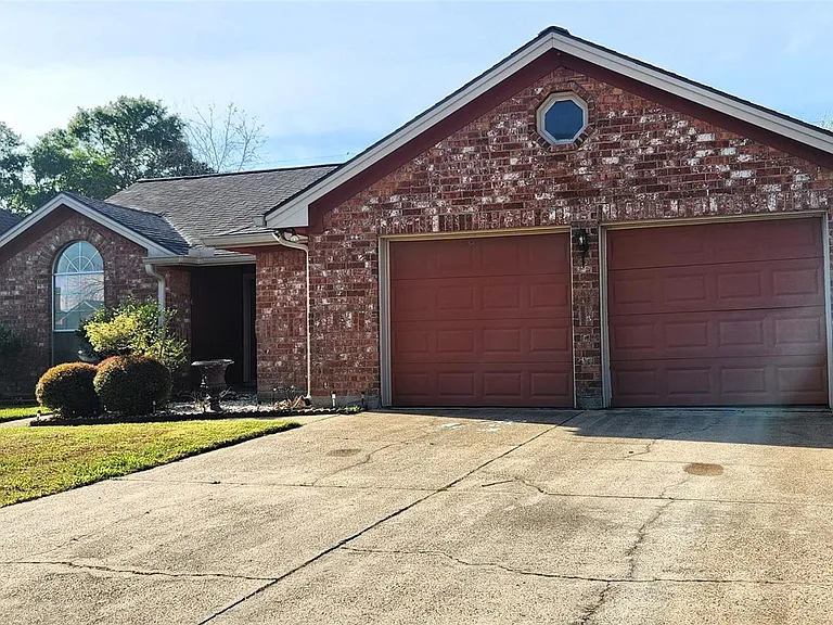 704 Manor Dr — Photo 3