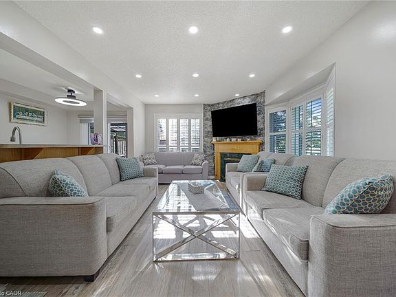 3rd image of 800 Paramount Dr #1