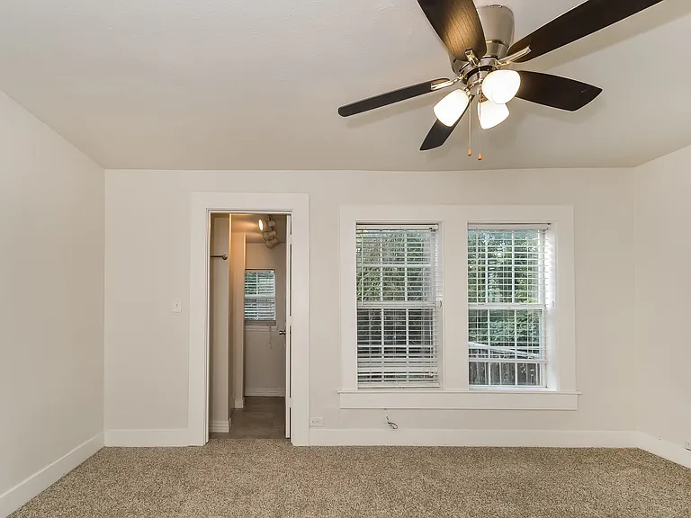 814 W College St — Photo 12