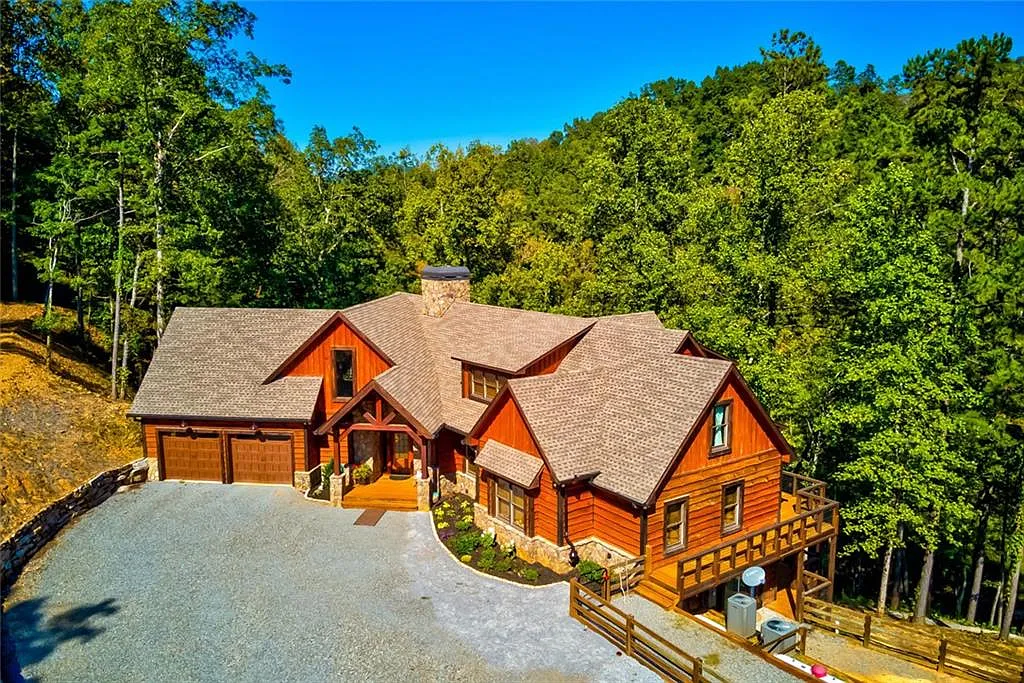 4 bed, 4.5 bath, 6600 sqft, $5,500 — Photo 1