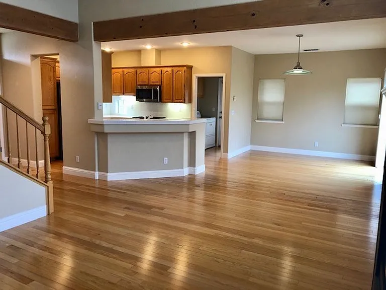 340 Caples Dr — Photo 4