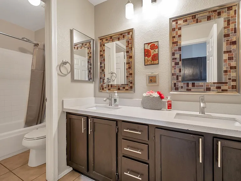 2072 W Harrison St — Photo 16