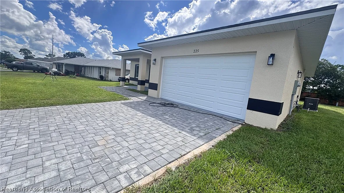 3 bed, 2.0 bath, 1492 sqft, $1,900 — Photo 4