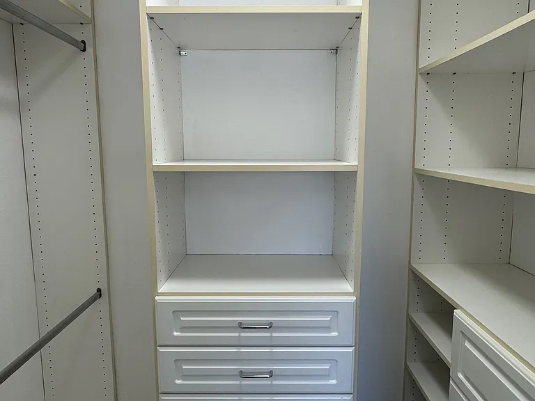 kid's room in the middle : #2 kid's room
closet