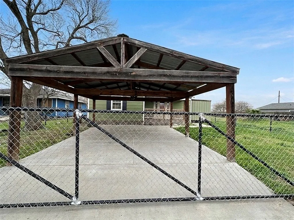 4 bed, 1.0 bath, 1700 sqft, $2,300 — Photo 3