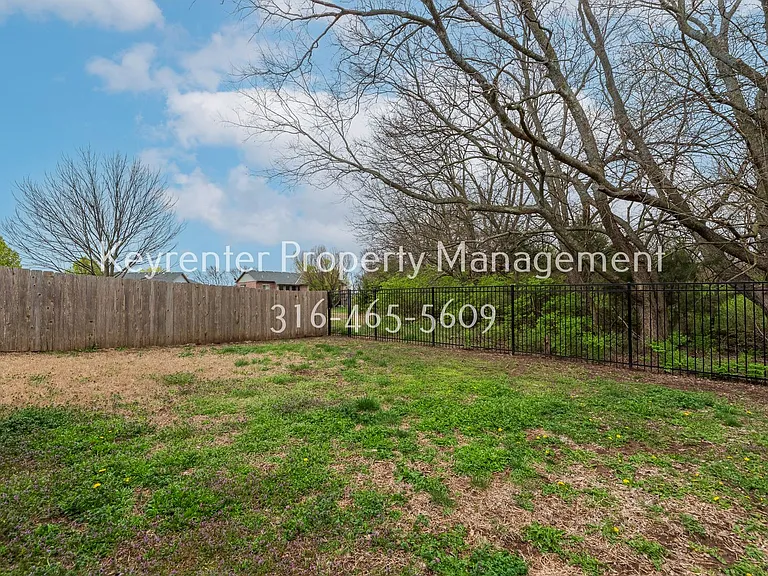 517 E Minneha Ave — Photo 6