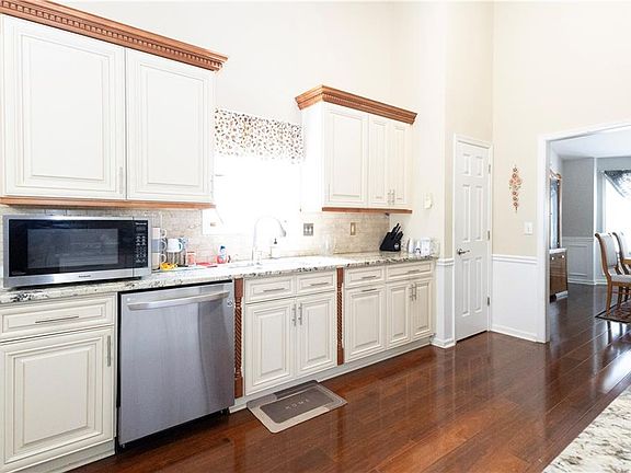 5th image of 315 Myrtlewood Ter